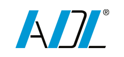 Logo der Marke ADL – stilisierte schwarze Buchstaben mit zwei schräg gestellten blauen Linien am Anfang und einem eingekreisten R für registrierte Marke oben rechts.